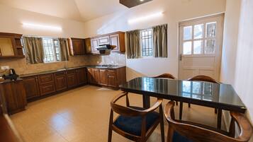 Una cocina con armarios de madera, una mesa de comedor y sillas.