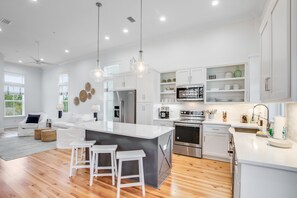 Kühlschrank, Mikrowelle, Ofen, Herdplatte