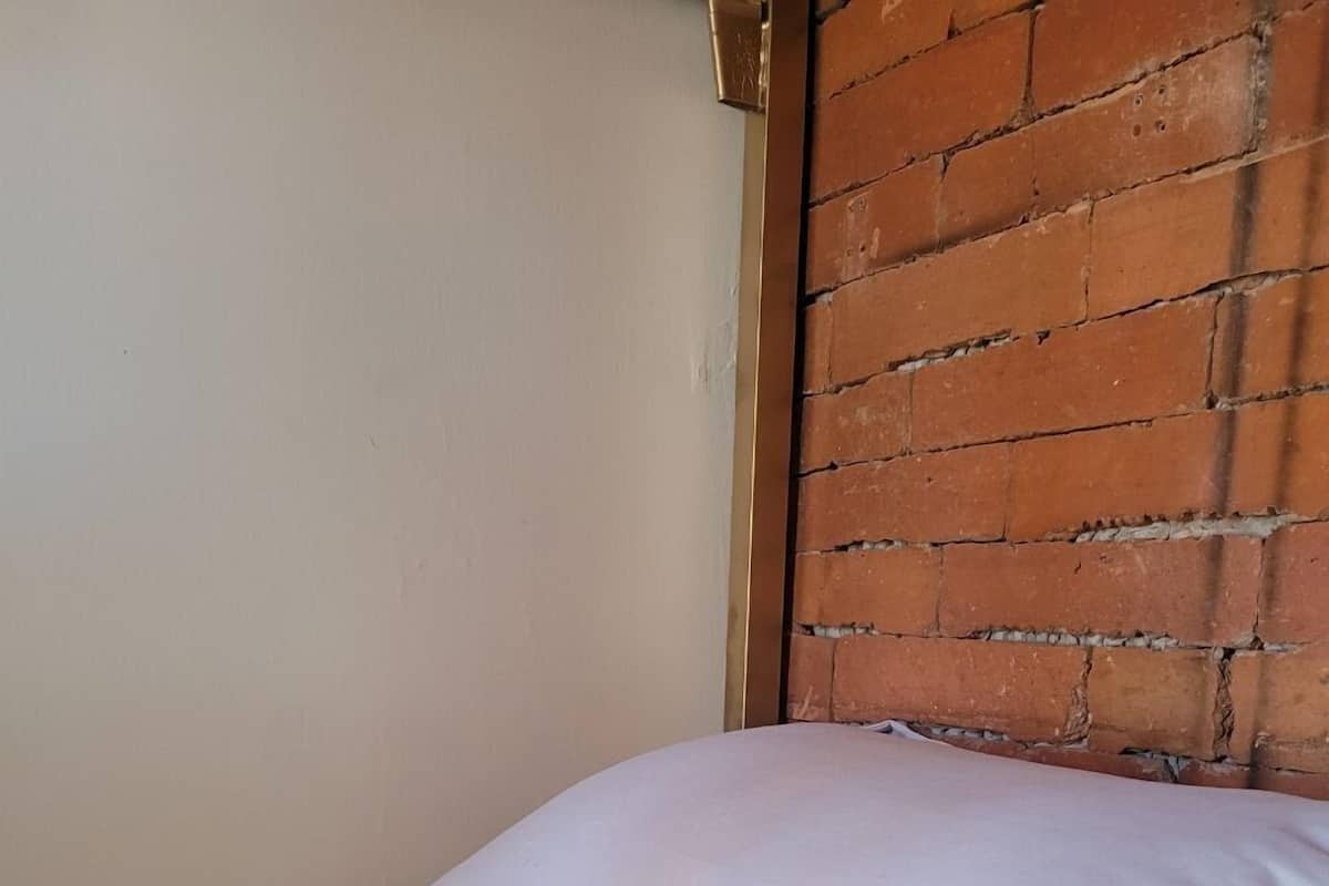 Slaapzaal | Een strijkplank/strijkijzer, gratis wifi, beddengoed