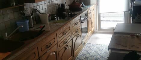 Dishwasher, coffee/tea maker, cookware/dishes/utensils, spices