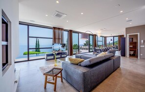 Televisión, chimenea, futbolito y estéreo 