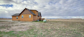 Roberts Home w/ Western Decor & Mountain Views!
