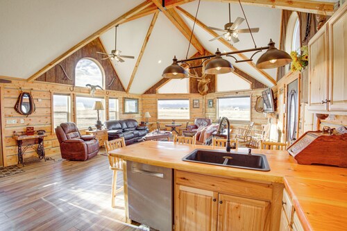 Roberts Home w/ Western Decor & Mountain Views!