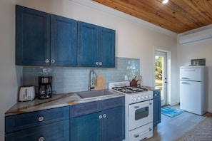 House, 4 Bedrooms | Private kitchen | Fridge, coffee/tea maker, toaster