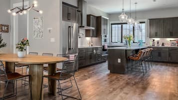 Chalet, 4 Bedrooms | Private kitchen | Fridge, oven, coffee/tea maker, electric kettle