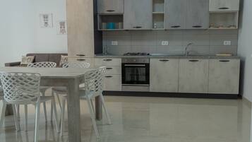 Frigorifero, forno, piano cottura, lavastoviglie