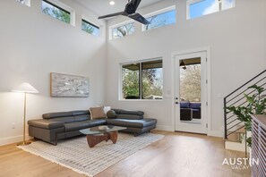 Smart-TV, bøker, kontorer og printere