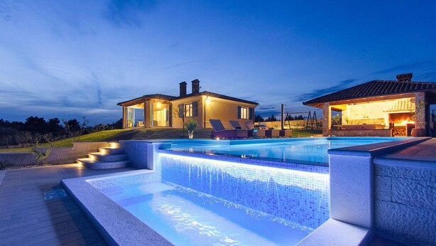 A modern house with a swimming pool, outdoor seating, and a fireplace. - Luxurious home in Fazana (Fazana)