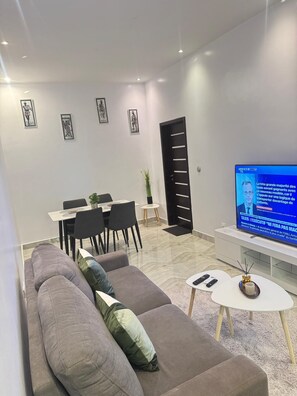 Business appartement, 1 slaapkamer, uitzicht op de stad | Woonruimte | Flatscreentelevisie