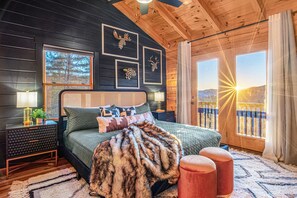 5 bedrooms, desk, iron/ironing board, travel cot - Foliage Views! Hot Tub, Game Room, Movie Theater, Fire Pit (Marion)