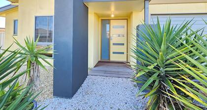 Sandy Feet Retreat - Family fun and pet friendly inside! Bring the furbabies!