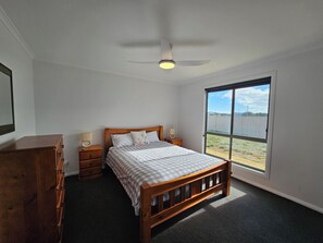 4 bedrooms, WiFi, bed sheets