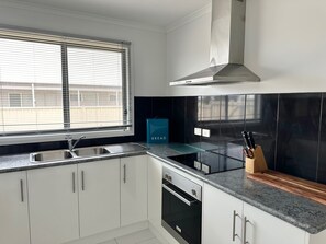 Fridge, microwave, oven, stovetop - Sandy Feet Retreat - Family fun and pet friendly inside! Bring the furbabies! (Robe)