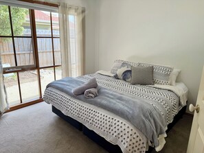 4 عدّة غرف نوم ومكواة/لوح كي وخدمة الإنترنت