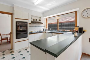 Frigorífico, microondas, horno y placa de cocina