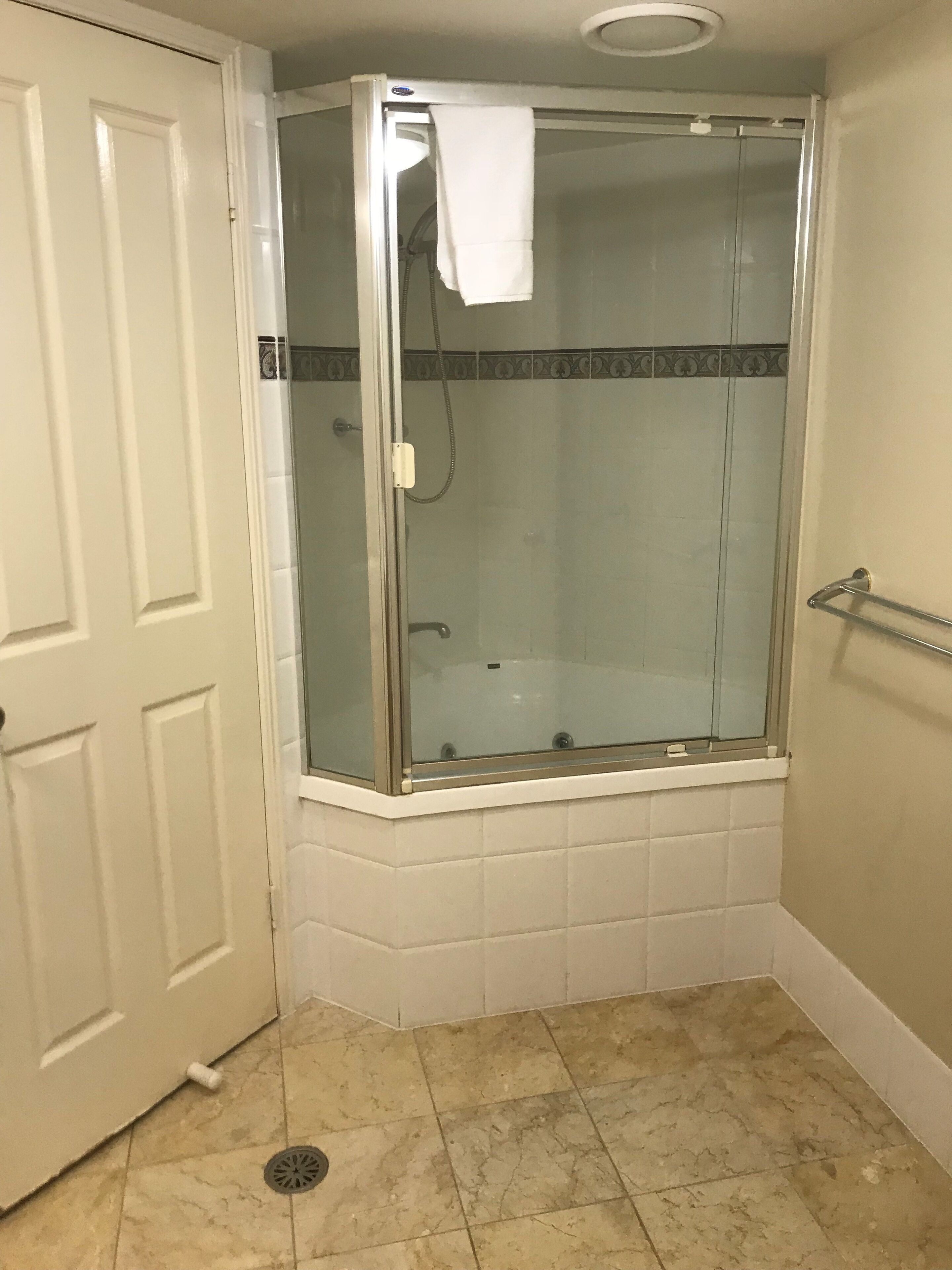 Sèche-cheveux, serviettes fournies, savon, shampoing