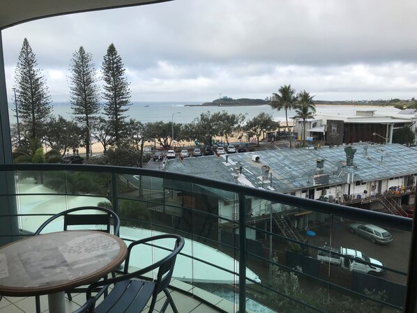 Outdoor dining - Ocean Facing Mooloolaba Apartment Landmark Resort (Mooloolaba)