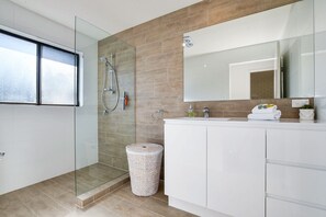 Douche, sèche-cheveux