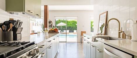 Refrigerador, microondas, horno, placa de cocina