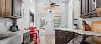 Community Pool, In Town, Dog Park,Wifi, Hammock Park! 5 Minutes to the Beach!