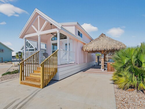Pink Flamingo- Pool, In Town, Dog Park, Wifi, Hammocks! Close to the Beach!