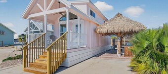Pink Flamingo- Pool, In Town, Dog Park, Wifi, Hammocks! Close to the Beach!