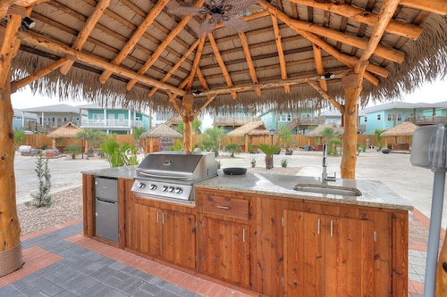 FREE ELECTRIC! FREE WIFI! FREE LAUNDRY! Heated Pool, Golf Cart Accessible