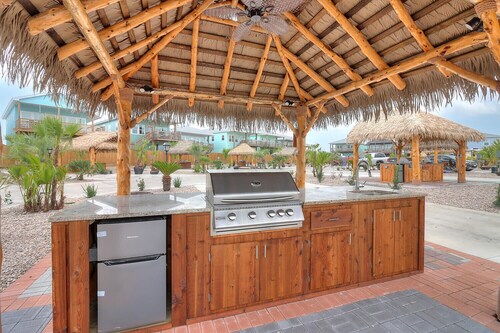 SFRV11 FREE ELECTRIC! FREE WIFI! FREE LAUNDRY! Heated Pool, Golf Cart Access