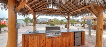 SPRV12 FREE ELECTRIC! FREE WIFI! FREE LAUNDRY! Heated Pool, Golf Cart Access