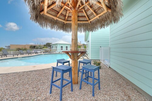 FREE ELECTRIC! FREE WIFI! FREE LAUNDRY! Heated Pool, Golf Cart Accessible