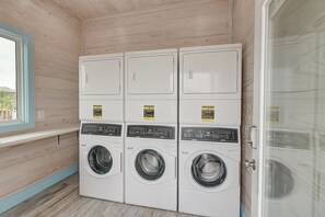 Interior - FREE ELECTRIC! FREE WIFI! FREE LAUNDRY! Heated Pool, Golf Cart Accessible (Port Aransas)