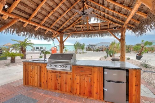 Port Aransas RV Getaway: Free WiFi, Pool & Near the Beach!