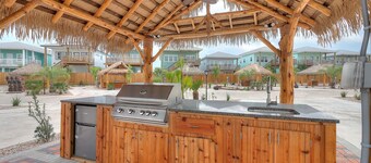 SFRV34 FREE ELECTRIC! FREE WIFI! FREE LAUNDRY! Heated Pool, Golf Cart Access