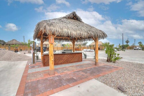 Port Aransas RV Getaway: Free WiFi, Pool & Near the Beach!