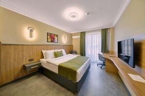 Caja de seguridad en la habitación y escritorio 