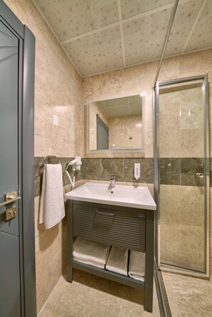 Superior Double Room | Bathroom | Shower, free toiletries, hair dryer, slippers - Rest by Dedeman Karabuk (Karabük)