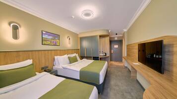 Zimmersafe, Schreibtisch, laptopgeeigneter Arbeitsplatz