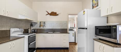Refrigerador, horno, parrilla de estufa y utensilios de cocina