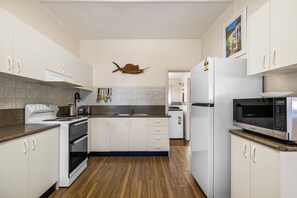 Fridge, oven, stovetop, cookware/dishes/utensils