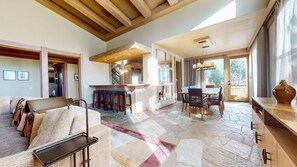 Smart TV, fireplace, DVD player - Deluxe 5,000 sq. ft. Jacuzzi, Movie Theater, Gated Community Near Eagle Lodge (Mammoth Lakes)