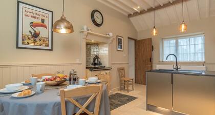 Farm Holiday Accommodation with Mountain Views | Eiddior