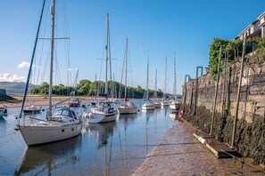 Marina - Farm Holiday Accommodation with Mountain Views | Eiddior (Bryncir)