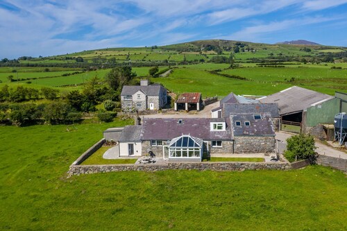Farm Holiday Accommodation with Mountain Views | Eiddior