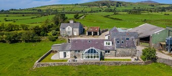 Farm Holiday Accommodation with Mountain Views | Eiddior