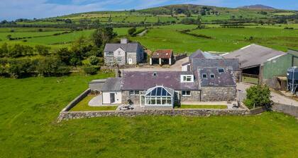 Farm Holiday Accommodation with Mountain Views | Eiddior