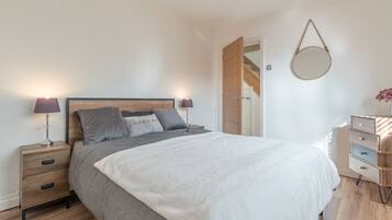 4 bedrooms, iron/ironing board, WiFi, bed sheets