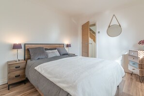 4 habitaciones, tabla de planchar con plancha, wifi y ropa de cama 