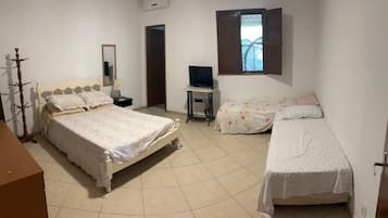 5 bedrooms, iron/ironing board, free WiFi, bed sheets