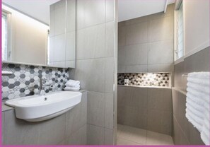 Douche, serviettes fournies