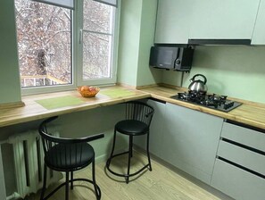 Réfrigérateur, micro-ondes, plaque de cuisson, bouilloire électrique